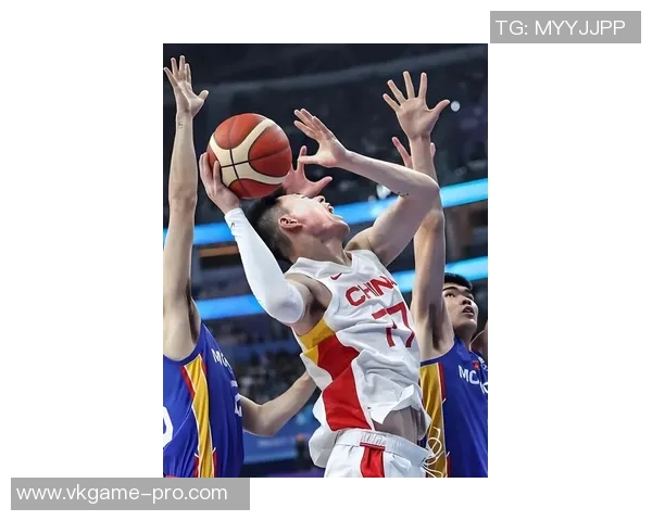 姚明投进花球瞬间引发全场热烈欢呼展现篮球魅力与人气的完美结合